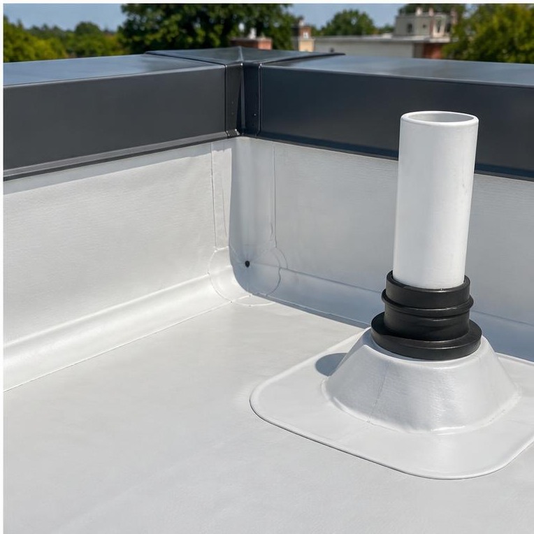 Flat roof membrane flashing at a parapet and pipe
