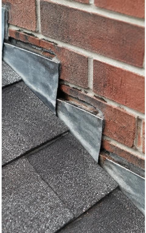 Chimney flashing gap